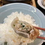 中国料理 東昇餃子楼 - 餡の具合。肉汁は普通。