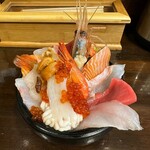 海鮮処 魚屋の台所 - おまかせ海鮮丼(上)