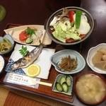 ひめます山荘 - ご当地食材が楽しい夕食！（刺身、ひめます塩焼き、焼肉、ねぶた漬、煮物、漬物、山菜小鉢）