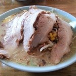 サッポロラーメン羆由良店 - 味噌チャーシュー麺　チャーシューで覆われてなにも見えません（笑）