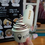 北川牛乳店 - 生ジェラートカップ米粉もなか＆チョコソーストッピング