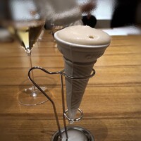 Goh - ◆キャビア　島バナナ　アーモンド・・ワァ、ソフトクリーム、、、ではありません。笑 こんな器があるのね、愉しい。♪　金沢の九谷焼だそうですが、この後の器も素敵でした。