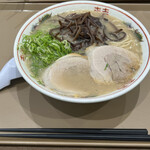 博多だるま JAPAN - ラーメン大盛。キクラゲの量に感銘を受ける。