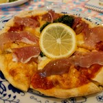 Ushimaketa - 生ハムとモッツアレラのピザ