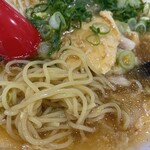 KAMUKURA - 玉子あんかけラーメンの麺をアップで