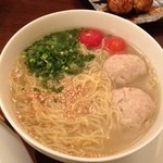ブロシェット ボン ボン シン - 鶏ラーメン　鶏出汁 白湯スープにフワフワつくね　フルーツトマト、白胡麻、ねぎ　という潔いトッピング。