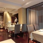 チャイナ 三丁目 - <'13/06/07撮影>店内のテーブル席の風景です