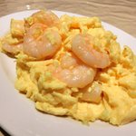チャイナ 三丁目 - <'13/06/07撮影>サービスランチ 1000円 の芝エビと玉子の炒め(塩味)