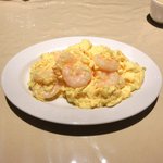 チャイナ 三丁目 - <'13/06/07撮影>サービスランチ 1000円 の芝エビと玉子の炒め(塩味)