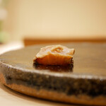 すし処 睦月 - ◆鰆
      漬けサービスで切れ端を頂きました。
      ちびちびやりたくなる薫香は本当に極上！
      堪らん美味さ！