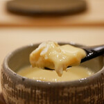 すし処 睦月 - ワタリガニの身をしっかり忍ばせてあり、蟹から出るお出汁とナチュラルなえんみが熱々でおいしい茶碗蒸しとしてのバランスを感じさせる。