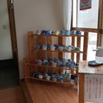 そば家やまき - 廊下の猪口棚(R5.1.22撮影)