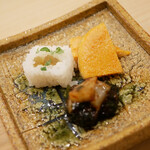 すし処 睦月 - 蕗のほろ苦い風味がシャキシャキとした食感に瑞々しさを与えるお寿司。
      ふき味噌の深いコクをイカの心地よい食感で表現。
      歯切れの良い平貝、噛みしめる度に煮詰めた旨味が引き出され浸れる。