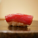 すし処 睦月 - ◇鮪 漬け（北海道 戸井）
      延縄もの。寝かさずにブロックを湯引きして1～2時間ほど卓漬けにしたもの。