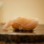 すし処 睦月 - ◇鰆
      解れよく粒感を伝えるタッチのシャリは、酸味が心地よく抜けて、引き立つ鰆の旨味を醤油が相乗！
      シャリの酸味が込み上げると、後に立ち上がるえんみ。それらが握りの一体感をつくり、手応えを感じさせる。