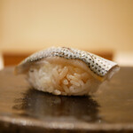すし処 睦月 - ◇小鰭
      飾り包丁の切り口から強く湧き出すような旨味。