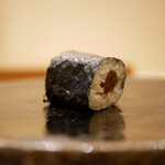 すし処 睦月 - ◇干瓢巻き
      干瓢の落ち着いた甘みと海苔の良い風味が程よい一体感をつくる。