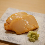 すし処 睦月 - 滑らかな口当たりと食感は新鮮そのもの。そこに醤油の味わいが口内に馴染むと同時にスッと消えるように口どける。