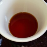 そば家やまき - 蕎麦つゆ。提供時の猪口は空です。(R5.1.22撮影)