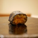 すし処 睦月 - ◇雲丹巻物
      巻物でないと耐えられないほどにとろっとろの雲丹。
      シャリにしっかり絡む深いコクとややえんみの方向へと咀嚼が味を導きます。