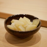 すし処 睦月 - ○ガリ
      2種類あり、こちらは穂先のガリ。
      甘い口当たりで瑞々しく弾むようなシャッキリ感で、酸味を立てずに潤いで着地する。