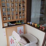 そば家やまき - 廊下の猪口棚(R5.1.22撮影)
