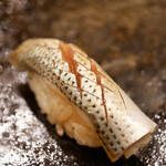 すし処 睦月 - 瑞々しくシャリに旨味が移ると、咀嚼でどんどん膨らむ旨さ。実に良い仕事してます。