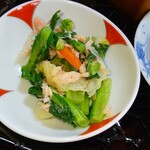 そば家やまき - 前菜三品のシーチキンと小松菜等の和え物(R5.1.22撮影)