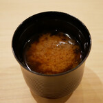 すし処 睦月 - ●赤だし
      絶えずお酒が進んだ胃をどしっと構えるように落ち着かせてくれます。