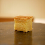 すし処 睦月 - ◇玉子焼き
      ふわっとエアリーな甘みを伝えるのは平貝のお出汁。 隠れた名物で〆に印象づけるおいしさ。