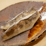 すし処 睦月 - 焼き立ての身を口で噛み締めた瞬間に感じるごく薄い皮目のパリッと儚い食感の煌めきにヤラれる！ あとは脂に乗せた旨味がしっかり全体を包んで、極上の旨味と化す！ 抜群に美味しい！！