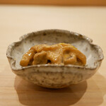 すし処 睦月 - ◆スミイカのわた和え
      口に入れた瞬間にワタのコクが口内へと広げ、後を追うように吸い付くような身の口当たりで、その磯感に柚子の爽やかな香りが寄り添った見事なるお酒のアテ。