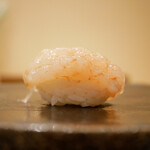 すし処 睦月 - ◇甘えび 昆布〆
      昆布の旨味を纏った身は、噛みしめるほどに身の旨味とねっとり馴染み、ほのかな香ばしさを立てながら旨みを爆発させる！