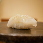 すし処 睦月 - ◇スミイカ（地もの）
      踏み込むような心地よい食感、シャリの酸味、酢橘の香りが身のおいしさの輪郭をつくり、スミイカの旨さをひたすら伝える。 ネタに合わせる白シャリのバランスと一体感が光る握り。