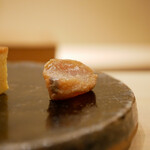 すし処 睦月 - ◆鰆 醤油漬け
      お気遣い頂き、最後にまたサービスして頂きました。
      薫香の余韻だけだおちょこ2杯はいけます！