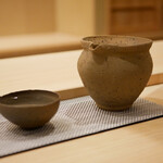 すし処 睦月 - ◎滝水流(はやせ)
      抵抗感なく実に招き入れやすく、ネタの余韻を高めてくれます。