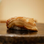 すし処 睦月 - ◇穴子（三河湾）
      ふっくらと形を保ちつつも、圧で纏まるその寸前にふわっと香りを立てて解ける一瞬の感覚が印象的。 甘めのツメが包み込み、温かさに旨みが高まり、際立つ風味が心地よく抜けて心を掴む穴子。