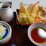 そば家やまき - 先に提供されるキスと海老天の天ぷら６種、天つゆ、つゆ徳利、空の猪口、薬味(R5.1.22撮影)