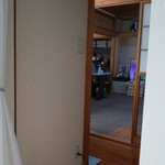 そば家やまき - 廊下の待ち席から客席方向(R5.1.22撮影)