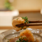 すし処 睦月 - ポン酢の酸味によって引き立つクリーミーな旨味が爆発！
      締まった食感を噛み締めるほどに旨みを放ち、てっさとしての魅力に溢れる一皿。