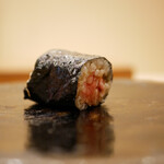 すし処 睦月 - ◇ねぎトロ巻き
      きめ細かなトロの口当たりに香りが良く立ち、噛むほどにその甘みがシャリへと広がり旨味であふれる。 両面に塗られた醤油もしっかり味を引き立てます。