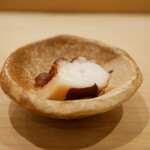 すし処 睦月 - ◆蛸（三河湾 日間賀島）
      キュッと歯の踏み込みを感じると、綺麗な香りを立てて食感が大きな旨味へといざなう。知多半島の美味しさに満ちた恵み。