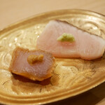 すし処 睦月 - 塩たたき：皮目の炙った香ばしさと塩が絶妙に響かせ、旨味の余韻だけを置き去りにしてトロけて見失う。
      漬け：薫香感の塊！しっとりねっとり、ひたすら香りを立て続けて薫香が滞留！めちゃくちゃ旨い！