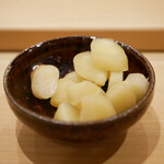 すし処 睦月 - こちらは通常のガリ。しっかり後味にまで辛さが伸びるようにダイレクトにリセットしてくれました。