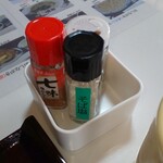 そば家やまき - 客毎に消毒済みで提供される調味料等(R5.1.22撮影)