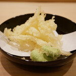 すし処 睦月 - ◆白魚とそら豆の天ぷら
      塩味が付けられているのでそのままいただきます。
      軽やかな食感とすぐにえんみを見つけて白魚から溢れる甘みに響かせる。
      薄皮のそら豆、素材の風味を楽しみつつ塩味が心地よく響く。