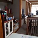 そば家やまき - 猪口棚、テーブル席全６卓の一部(R5.1.22撮影)