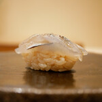 すし処 睦月 - ◇サヨリ昆布〆
      細切りにされた数枚の身に醤油のコクを響かせ、シャリの酸味が山葵の清涼感と共に心地よく膨らみ、青みのある身を引き立てる。