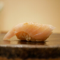 すし処 睦月 - ◇鰆
                    解れよく粒感を伝えるタッチのシャリは、酸味が心地よく抜けて、引き立つ鰆の旨味を醤油が相乗！
                    シャリの酸味が込み上げると、後に立ち上がるえんみ。それらが握りの一体感をつくり、手応えを感じさせる。