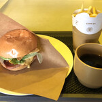 Daisansouko El Camino - つる丸バーガーとポテトとコーヒーのセット（税込680円）